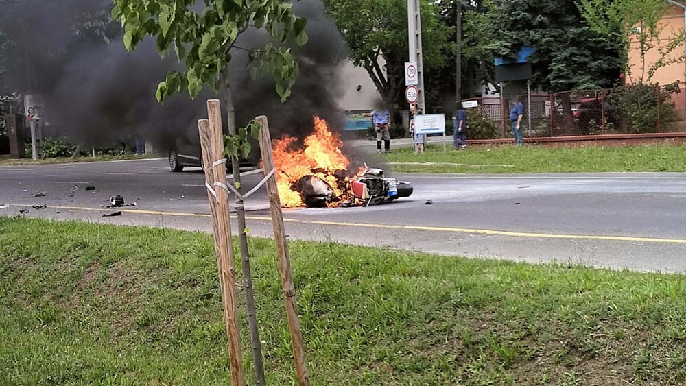 Hatalmas baleset történt Vecsésen. Motoros és autó rohant egymásba
