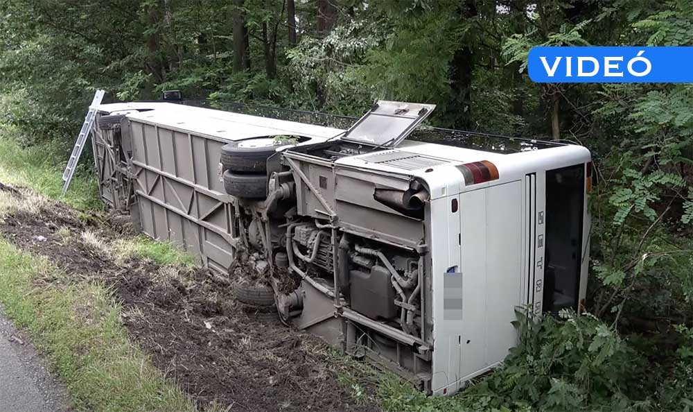 Harminc diákkal burolt fel egy busz Kőszeg közelében