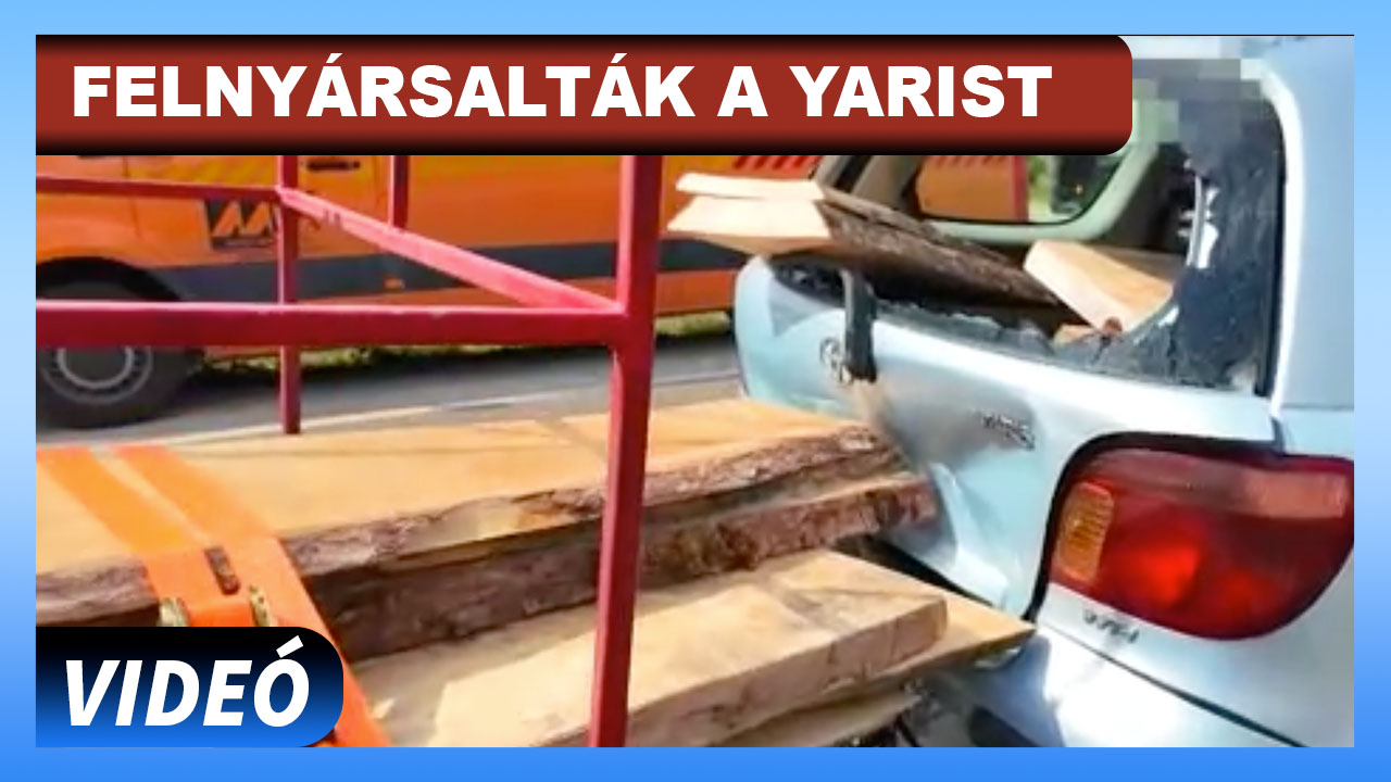 Elszabadultak a deszkák az utánfutóról és felnyársalták az autót Jakabszállásnál