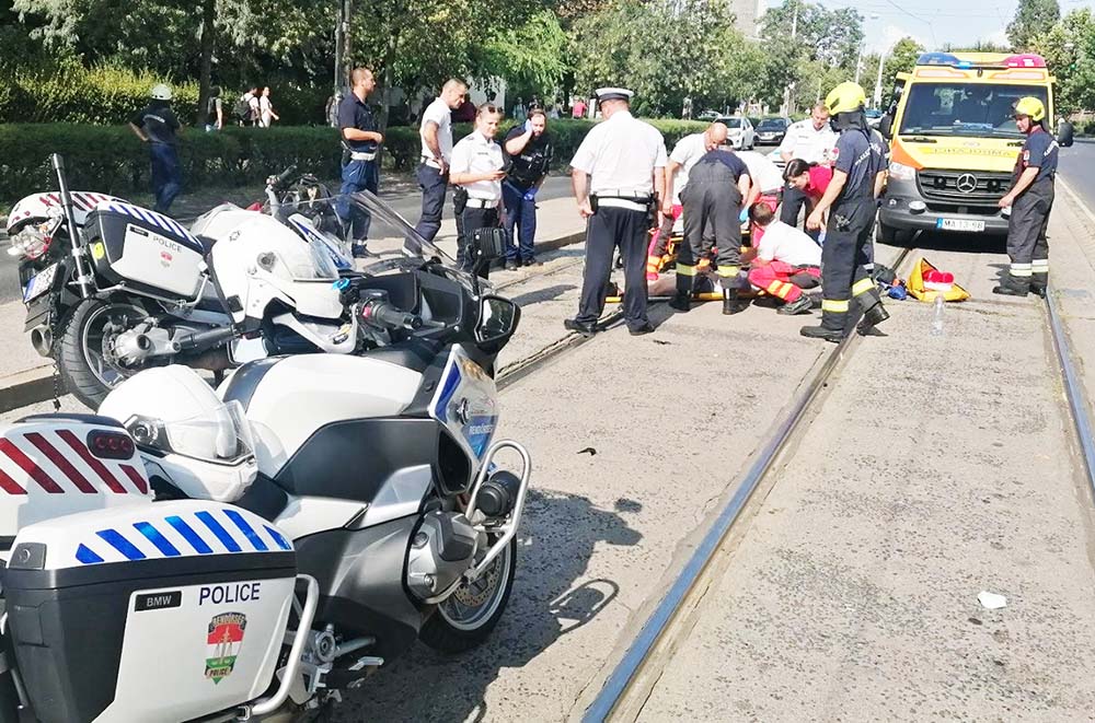 Motoros rendőrt gázoltak el a Haller utcában